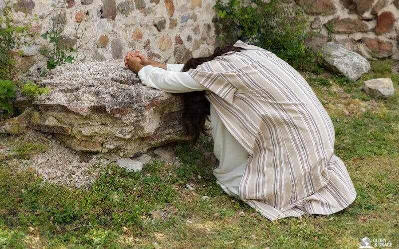 Image of Jesus alone praying in the mountain