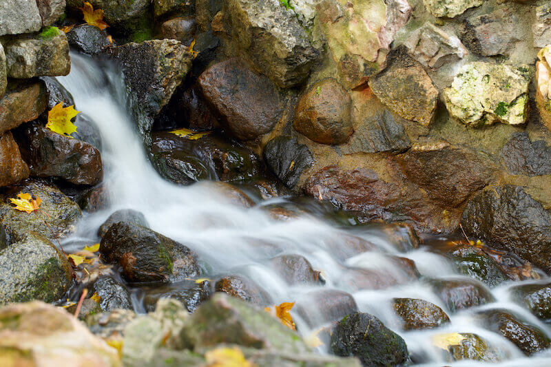En hakkore showing a flowing stream