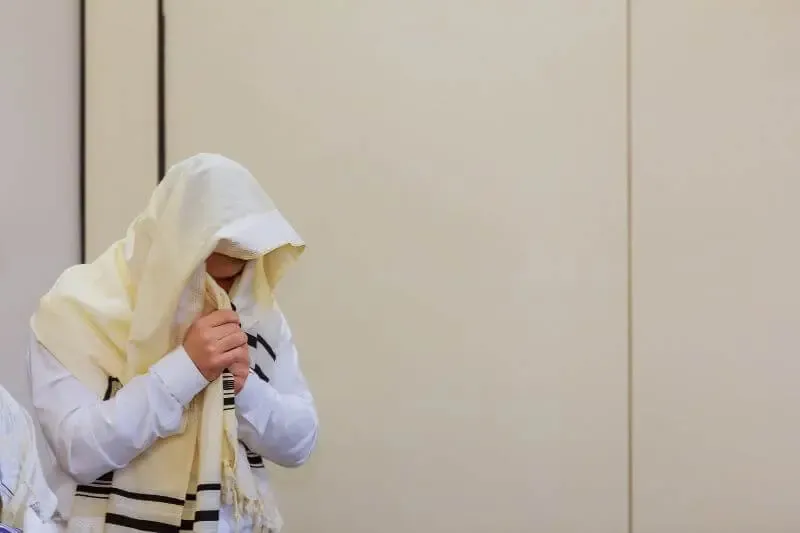 messianic worship showing a jew with his head bowed