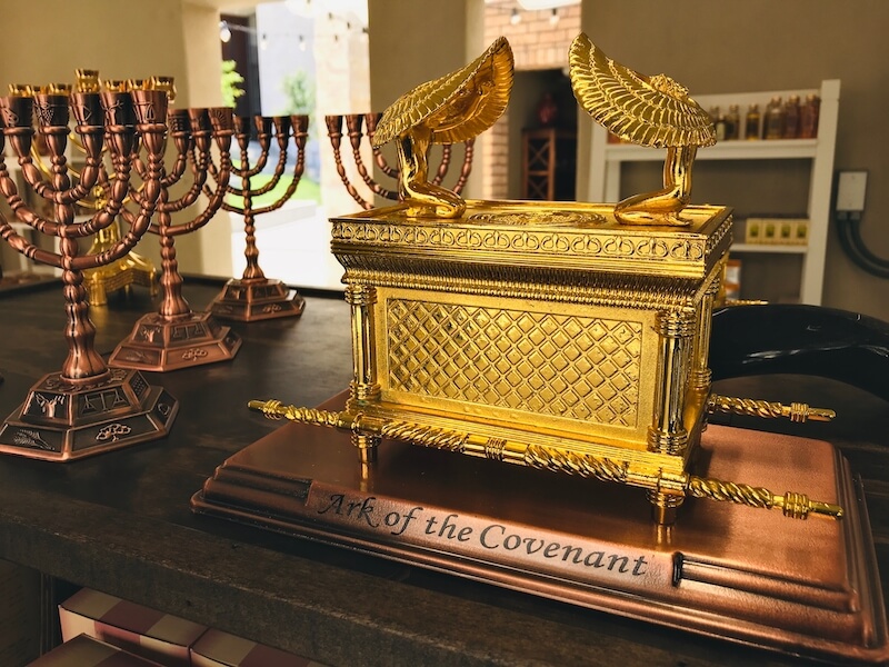 the mercy seat showing the ark of the covenant