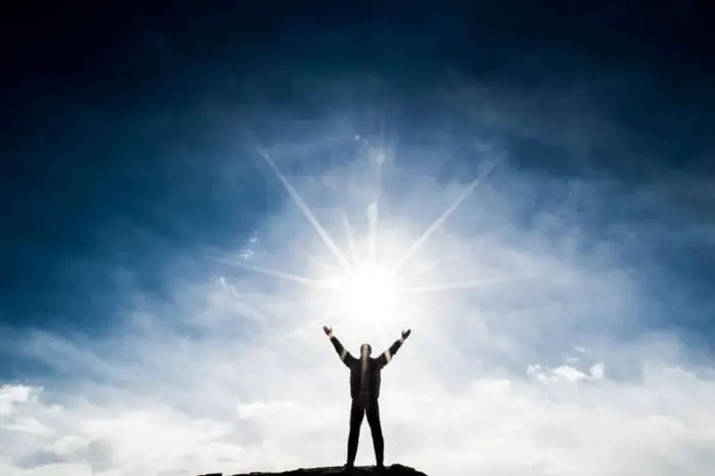 the glory of God showing a man with his hands lifted up
